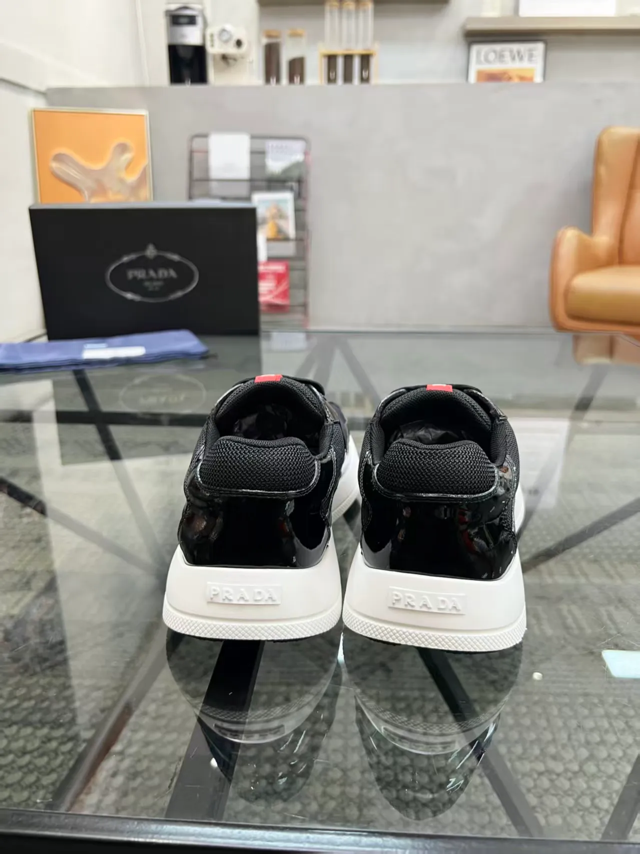 P420 38-45 Prada Prada’s new men’s leather sneakers, the highest version on the market, any comparison is welcome🆚! The original leather has excellent texture and is super high-end! Fetal sheep net lining imported from Italy, removable pad! Luxurious materials and fine workmanship, highly recommended!